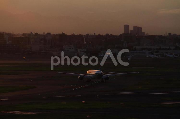 夕景の飛行機 飛行機,航空機,旅客機の写真素材