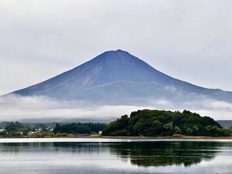灰色の空と河口湖と富士山 灰色の空と河口湖と富士山 富士山,河口湖,湖の写真素材