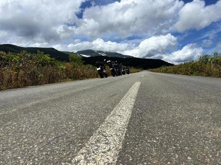 夏の空とバイク 夏の空とバイクの写真