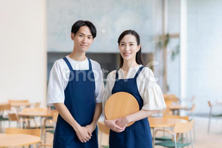 カフェで働く男女の店員 カフェ,店員,スタッフの写真素材