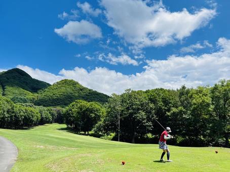 山間のゴルフコースでティーショット 山間のゴルフコースでティーショット ゴルフ,ゴルフ場,ティーショットの写真素材
