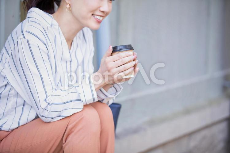 カジュアルビジネスの会社員 休憩,コーヒー,カフェの写真素材