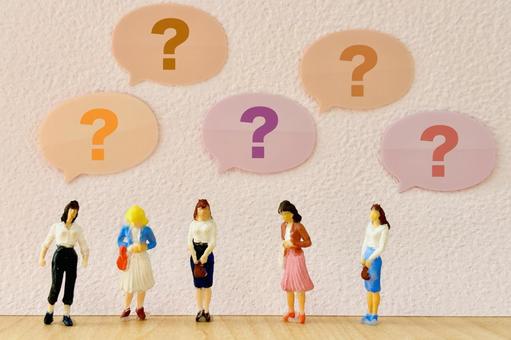 疑問を抱える女性たち 疑問,課題,問題の写真素材