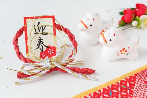 午年の年賀状素材｜白馬の子馬と迎春の飾り 迎春,午年,しめ飾りの写真素材