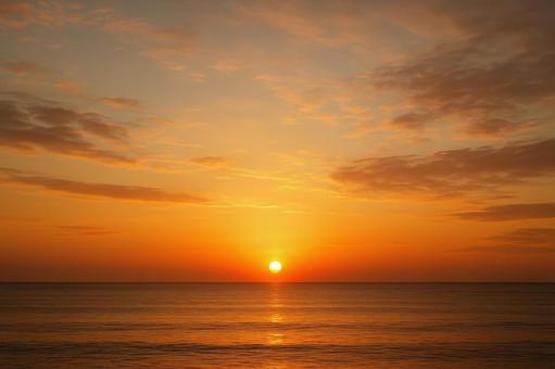初日の出の空の写真