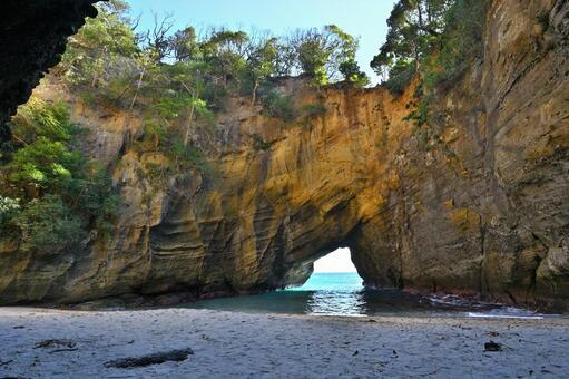 快晴の下の龍宮窟 龍宮窟,海岸,洞窟の写真素材