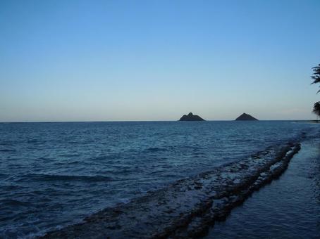 夕闇の中のラニカイビーチ 夕闇の中のラニカイビーチ 夕闇,海,ラニカイビーチの写真素材