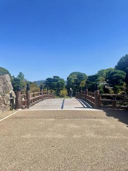 青空の下、郡山城跡に架かる赤い木橋 青空の下、郡山城跡に架かる赤い木橋 郡山城,城跡,橋の写真素材