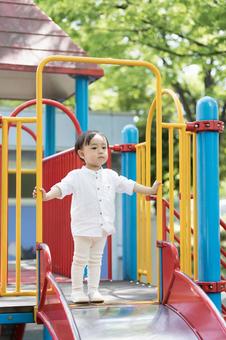 遊具で遊ぶ子供　 公園,人物,日本人の写真素材