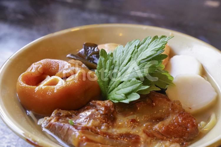 具だくさんのソーキそば ソーキそば,沖縄そば,郷土料理の写真素材