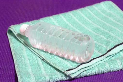 スポーツタオルとミネラルウォーター②の写真