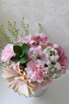 パステルピンクの花束 縦構図 パステルピンクの花束 縦構図 花束,花,ブーケの写真素材