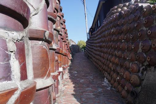 やきもの散歩道の土管坂 やきもの散歩道,土管坂,町並みの写真素材
