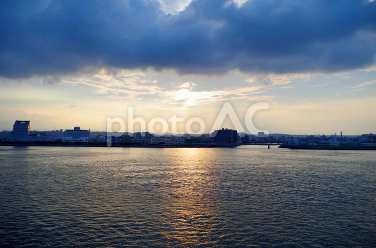 夕暮れ 夕暮れ,夕焼け,雲の写真素材