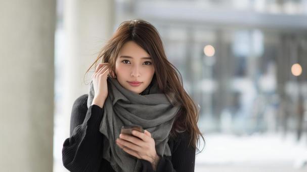 スマホを使う女性の写真