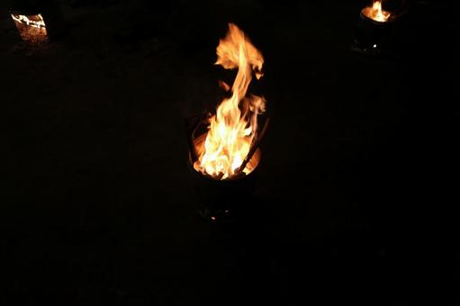 揺らめく炎と夜 火,炎,焚き火の写真素材