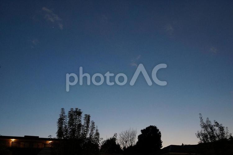 夕暮れ時の街並み 夕暮れ,景色,冬の写真素材