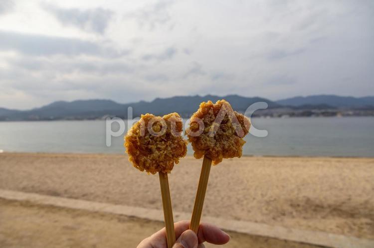 砂浜と海と山と揚げもみじ饅頭 砂浜,海,山の写真素材