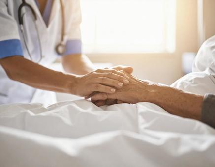 ベッドで横になる患者と握手、医療従事者 ベッドで横になる患者と握手、医療従事者の写真