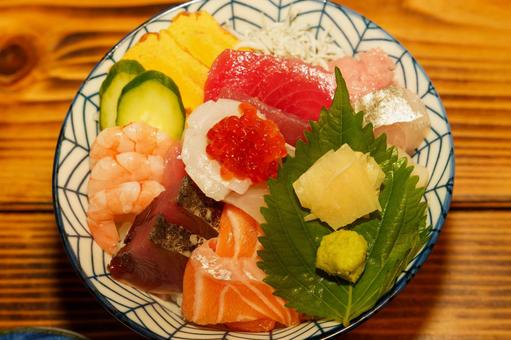 新鮮で美味しそうな海鮮丼 新鮮で美味しそうな海鮮丼の写真