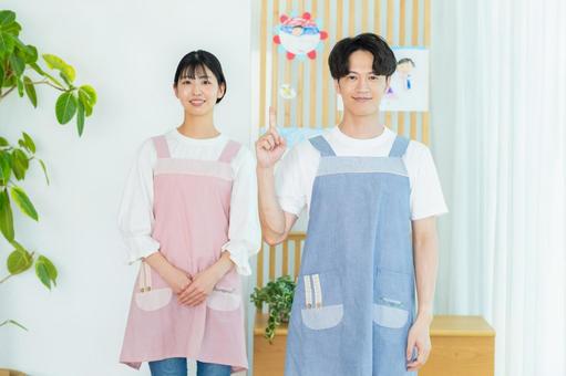 エプロンをした保育士 保育士,笑顔,エプロンの写真素材