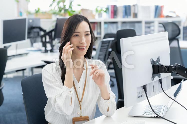 オフィスカジュアルの若い女性エンジニア ビジネス,エンジニア,女性の写真素材