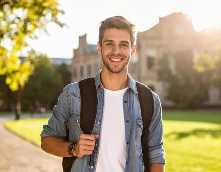 大学のキャンパスで笑顔の学生 大学のキャンパスで笑顔の学生の写真