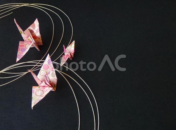 黒背景と水引、折鶴のコントラスト お正月,背景,正月飾りの写真素材