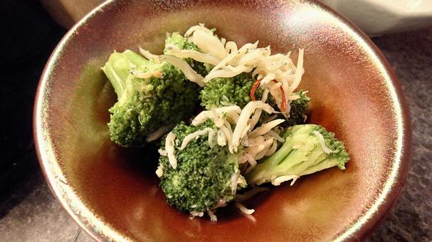 ブロッコリーとシラスのサラダ ブロッコリーとシラスのサラダ,シラス,ブロッコリーの写真素材