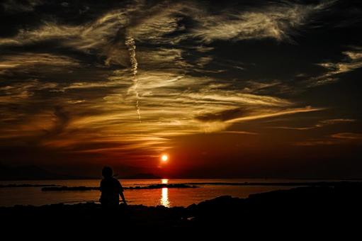 <素材>夏の夜明けの海を見にきた男の子 <素材>夏の夜明けの海を見にきた男の子 子供,男性,人物の写真素材