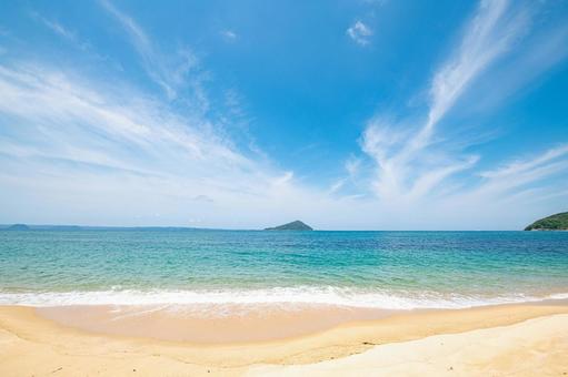 砂浜から眺める海の景色 砂浜から眺める海の景色 海,空,風景の写真素材