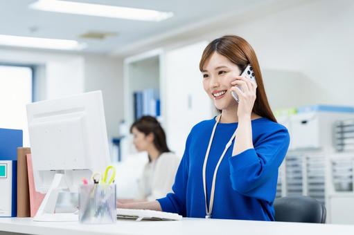 オフィスで電話するビジネスウーマン オフィスで電話するビジネスウーマン 電話,ビジネスウーマン,ビジネスの写真素材