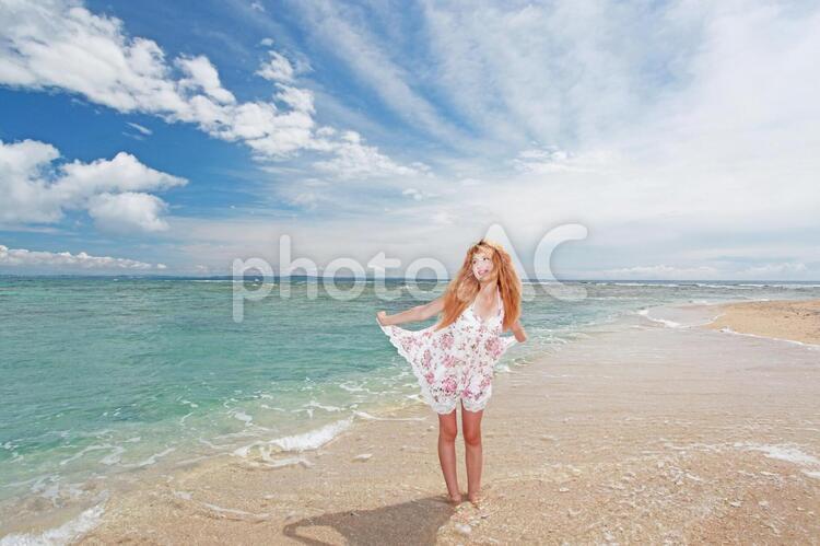 南国沖縄の美しいビーチで寛ぐ女性 外国人,ロシア人,沖縄の写真素材