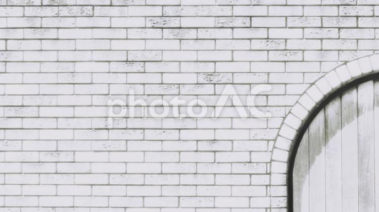アンティークレンガのホワイトの壁と木のドアの背景素材 レンガ,壁,アンティークの写真素材