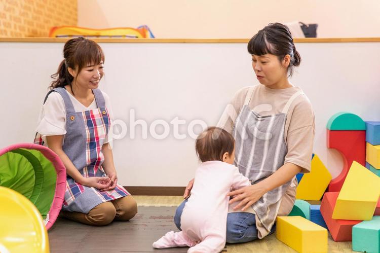 保育園／託児所／児童館／ベビーシッター 保育士,保育園,赤ちゃんの写真素材