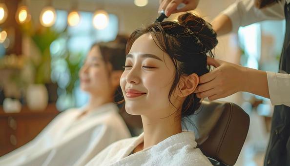 美容室でヘッドスパを受ける女性 美容室でヘッドスパを受ける女性の写真