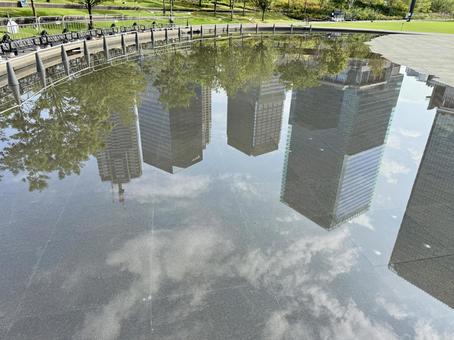池に反射する梅田の高層ビル 池に反射する梅田の高層ビル 梅田,大阪市,府中の写真素材