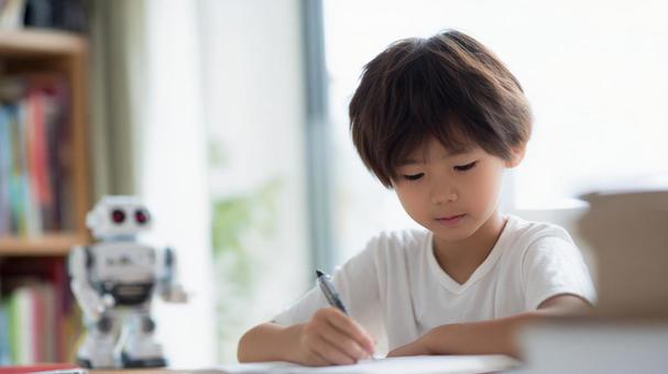 勉強している賢そうな男の子 勉強している賢そうな男の子の写真
