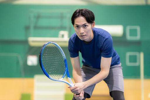 スポーツジムでテニスをする若い男性 テニス,テニススクール,スポーツジムの写真素材