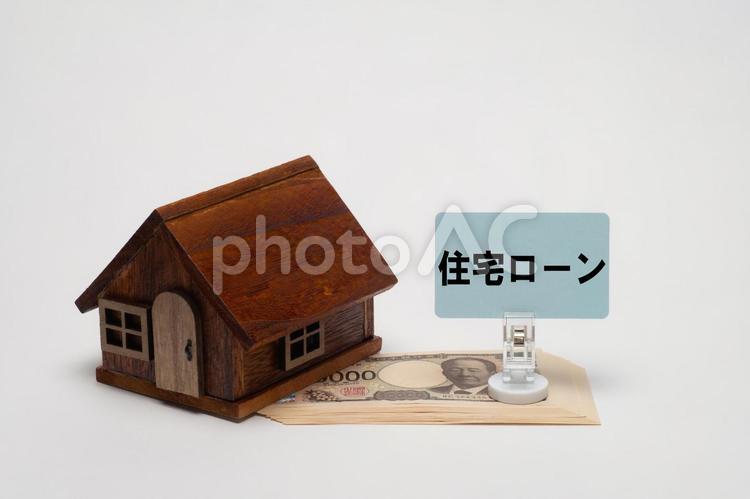 一万円札と家の模型で住宅ローンのイメージ 住宅ローン,マイホーム,お金の写真素材
