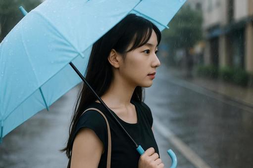 傘越しの横顔雨の日の女性 傘越しの横顔雨の日の女性の写真