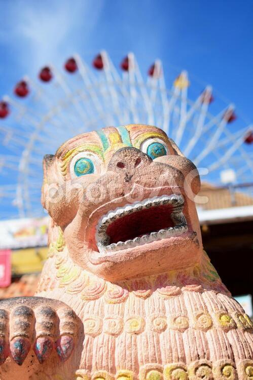 シーサーと観覧車 シーサー,置物,雲の写真素材