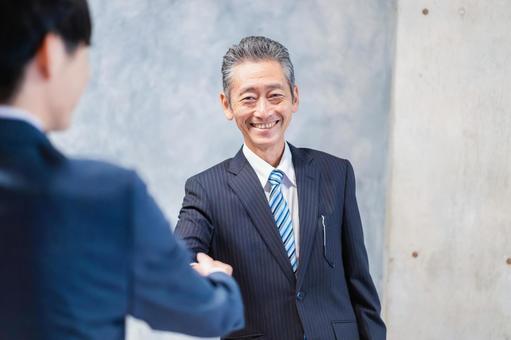 笑顔で握手をするビジネスパーソン 笑顔で握手をするビジネスパーソン 取引,業績,買収の写真素材