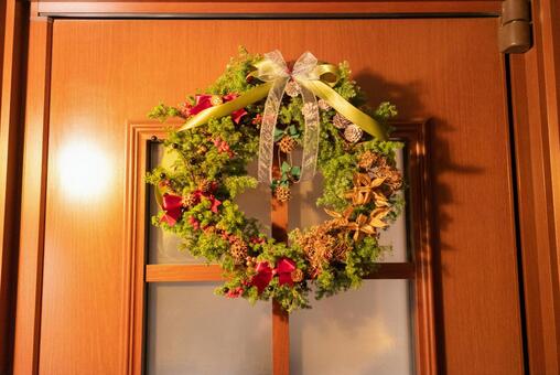 玄関を彩る華やかなクリスマスリース クリスマス,クリスマスリース,リースの写真素材