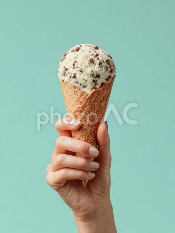 コーンに乗ったチョコミントアイスを持つ手 アイスクリーム,チョコミント,ミントチョコの写真素材