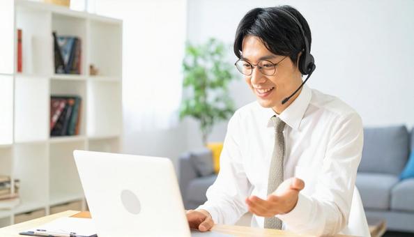 笑顔でリモートワークをするビジネス男性 笑顔でリモートワークをするビジネス男性の写真