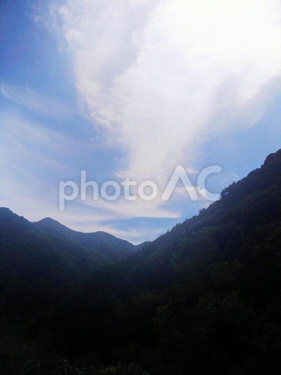 自然素敵な風景、谷に落ちる雲 風景,山,自然の写真素材