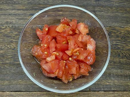 カットしたトマトの写真