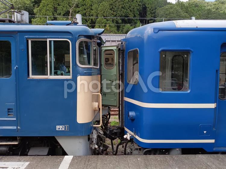 貫通扉が開いたＥＦ６４形 鉄道,１２系,客車の写真素材
