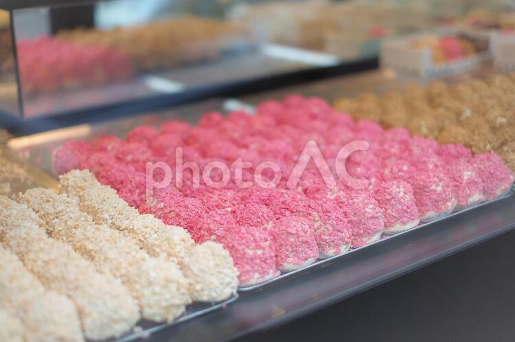 パリの洋菓子屋さんのショーケース スイーツ,お菓子,マシュマロの写真素材